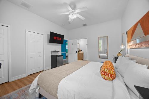 a bedroom with a bed and a ceiling fan at Banana Leaf Villa in Orlando