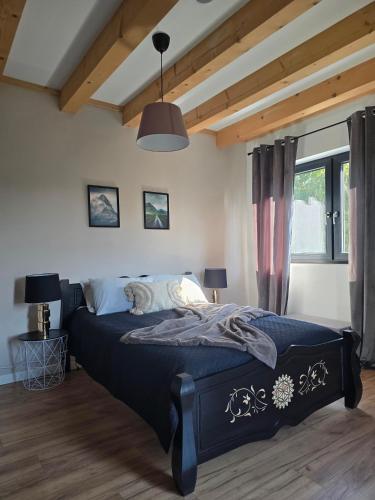 Una cama o camas en una habitación de Willa Górska Pod Lasem