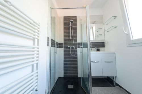 une salle de bain avec douche et lavabo dans l'établissement La Piscine - Maison de vacances dans Le Golfe de Saint Tropez - 6 personnes, à Cogolin