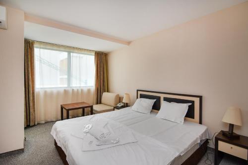 Ένα ή περισσότερα κρεβάτια σε δωμάτιο στο Budget Beachfront Golden sands