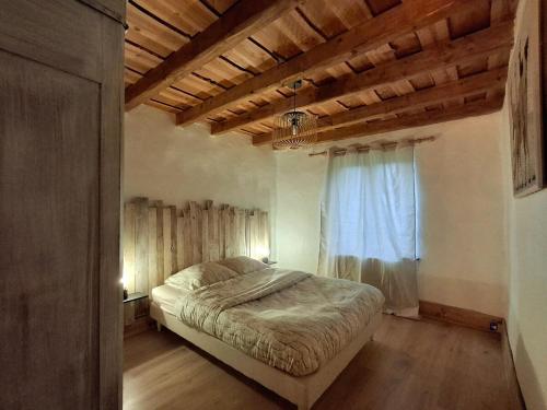 Una cama o camas en una habitación de Gîte de la ferme Alter Native