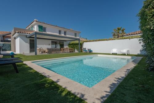 une piscine dans la cour d'une maison dans l'établissement La Piscine - Maison de vacances dans Le Golfe de Saint Tropez - 6 personnes, à Cogolin