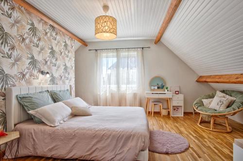 - une chambre mansardée avec un lit et un bureau dans l'établissement Maison entre Mer et détente !, à Colleville-Montgomery
