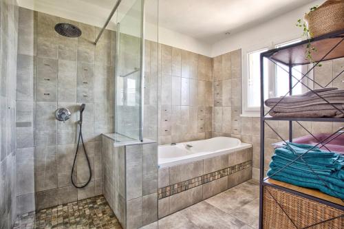 une salle de bain avec douche et baignoire dans l'établissement Maison entre Mer et détente !, à Colleville-Montgomery