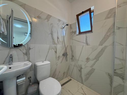 Ένα μπάνιο στο Vila Hergi