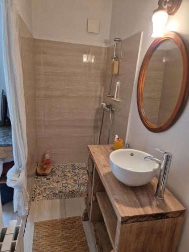 une salle de bain avec un lavabo et un miroir dans l'établissement Grande maison près du centre, à La Celle-sous-Gouzon