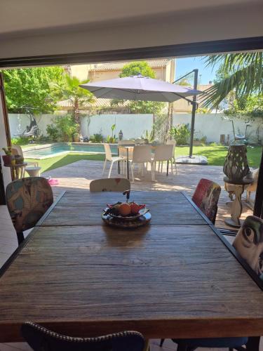 - une table en bois avec un bol de fruits dans l'établissement Grande maison près du centre, à La Celle-sous-Gouzon
