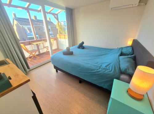 Postel nebo postele na pokoji v ubytování Welkom op Texel, kamer met balkon