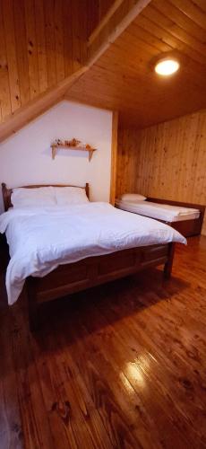 a bedroom with a large bed in a cabin at Pensiunea Geo in Lunca Mare