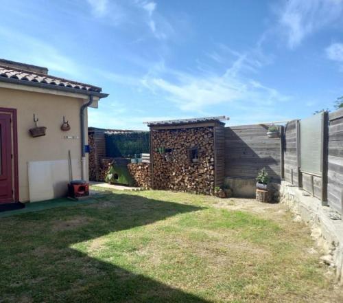 Το κτήριο όπου στεγάζεται  η παραθεριστική κατοικία