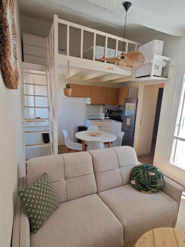 un salon avec un canapé et une table dans l'établissement L'abri-côtier, au Cap d'Agde