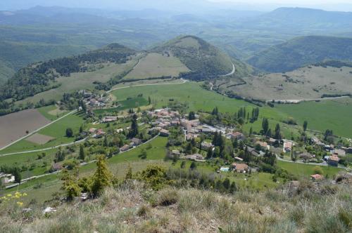 un petit village dans une vallée dans les montagnes dans l'établissement Maison de village 160 m2 4 chambres 7 pièces, à Plan-de-Baix
