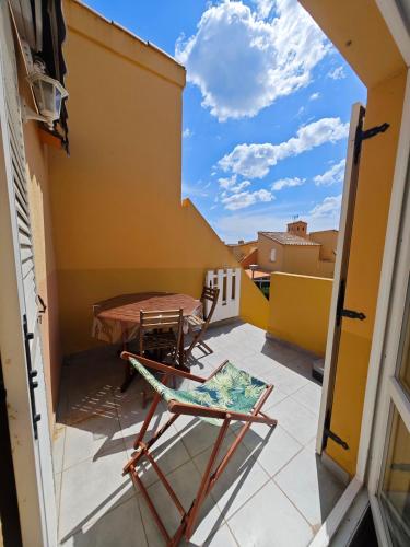 d'un balcon sur le toit avec une table et des chaises. dans l'établissement L'abri-côtier, au Cap d'Agde