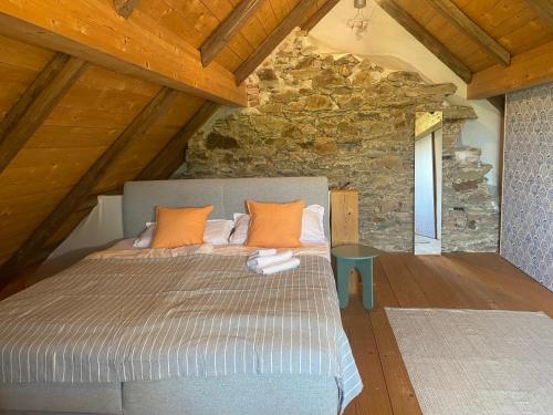 a bedroom with a bed with orange pillows at Glockenturm der Schlosskapelle von 1600 - Renaissance trifft auf die Gegenwart und beschert einen kunterbunten Urlaub für die ganze Familie mitten im Bayerischen Wald in Schwarzach
