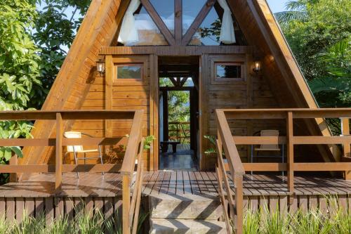 Taman di luar Chale confortavel com pisc,WiFi, garagem e jacuzzi