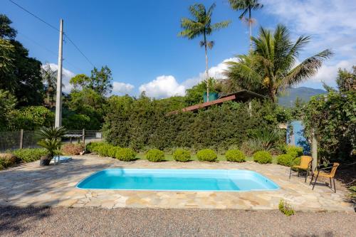 Kolam renang di atau dekat dengan Chale confortavel com pisc,WiFi, garagem e jacuzzi