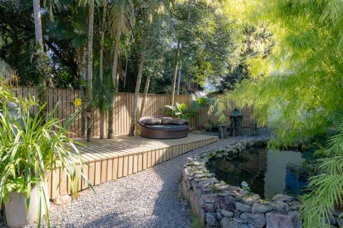 Taman di luar Chale confortavel com pisc,WiFi, garagem e jacuzzi