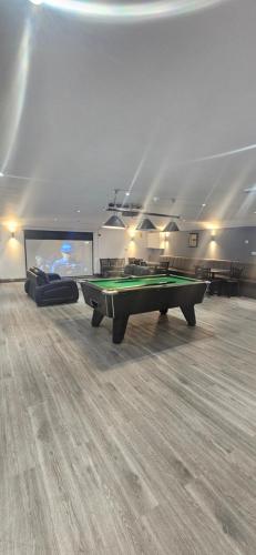 Meja biliard di Hideaway Ribble Valley