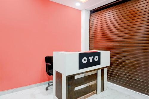 an office with an oro sign on a table in front of a wall at Hotel O IMPERIAL in Jabalpur