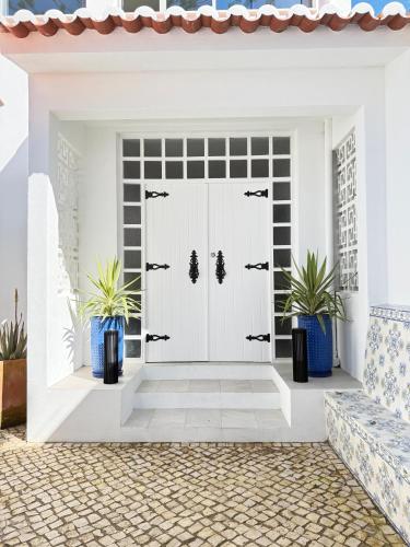 Vila Golfinho, with heated pool, rooftop lounge and ocean views