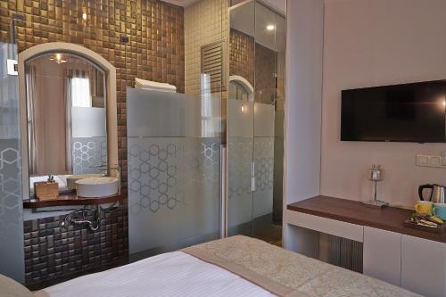 a bedroom with a bathroom with a shower and a sink at Arart Hotel in Istanbul