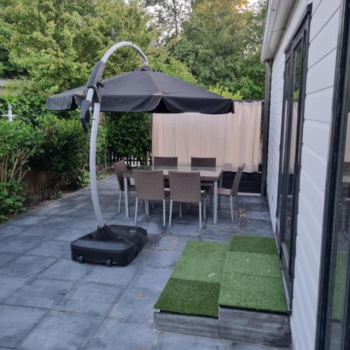 Ein Patio oder anderer Außenbereich in der Unterkunft Chalet E 200 de Holle Poarte in Makkum