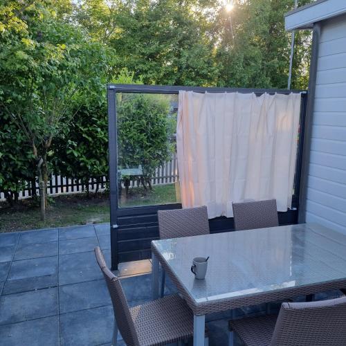 Ein Balkon oder eine Terrasse in der Unterkunft Chalet E 200 de Holle Poarte in Makkum