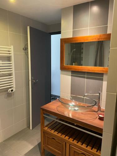 La salle de bains est pourvue d'un lavabo et d'un bol en verre. dans l'établissement Oasis Littorale, à La Ciotat