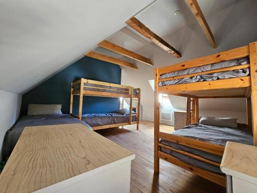 two bunk beds in a room at Gîte 3 étoiles L'Ô Géla 14 places à la Montagne in Guchan