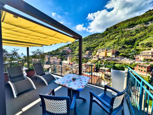 a patio with a table and chairs on a balcony at Cinqueterre Residence in Riomaggiore