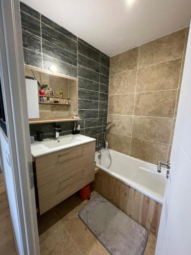 une salle de bain avec un lavabo et une baignoire dans l'établissement House with pool between Nîmes and Montpellier, à Vauvert