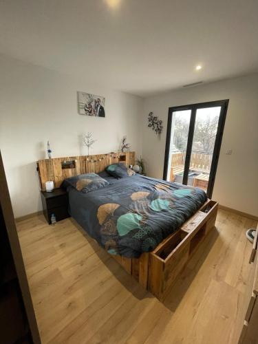 - une chambre avec un grand lit et un cadre en bois dans l'établissement House with pool between Nîmes and Montpellier, à Vauvert