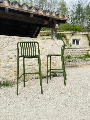 two green chairs sitting next to each other at Domaine de Péroline Piscine et jacuzzi in Cézac