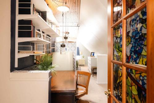 Et opholdsområde på Charming Highlands Cottage - Walk to Shops & Eats