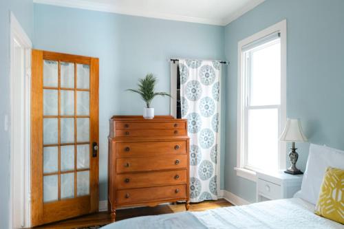 En eller flere senge i et værelse på Charming Highlands Cottage - Walk to Shops & Eats