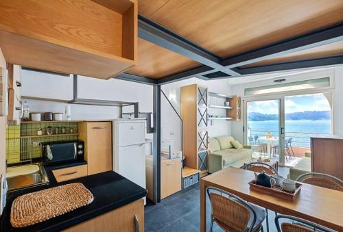 une cuisine et un salon avec vue sur l'océan dans l'établissement Vue Mer Prestige, à Villefranche-sur-Mer