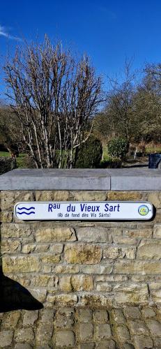 a sign on the side of a brick wall at Le Vieux Sart de Sprimont in Sprimont