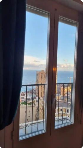 Cette chambre avec 2 fenêtres offre une vue sur l'océan. dans l'établissement Cozy flat 2 min from Monaco, à Beausoleil