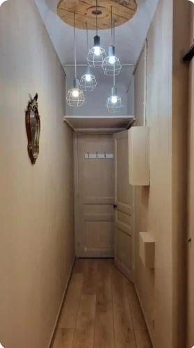 un couloir avec une porte et un plafond avec des lumières dans l'établissement Cozy flat 2 min from Monaco, à Beausoleil
