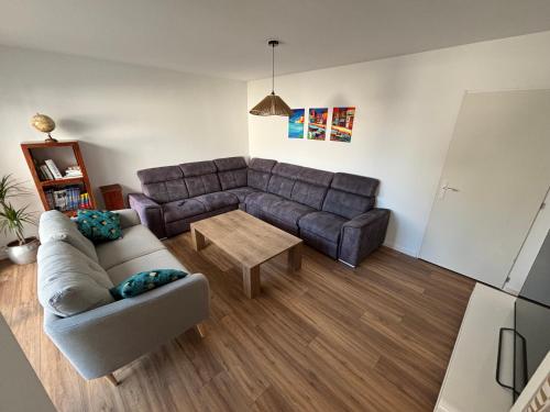 un salon avec un canapé et une table dans l'établissement Les maisons Inael, à Pénestin