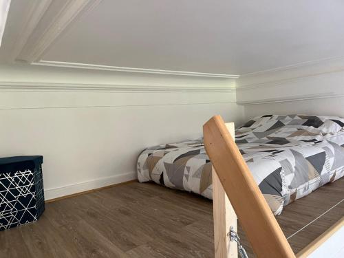 une chambre avec un lit dans une pièce dans l'établissement Appartement Rozay en brie, à Rozay-en-Brie