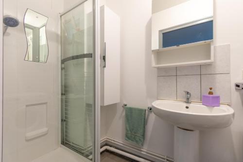 Ένα μπάνιο στο Studio paisible bien situé au rez de chaussée.