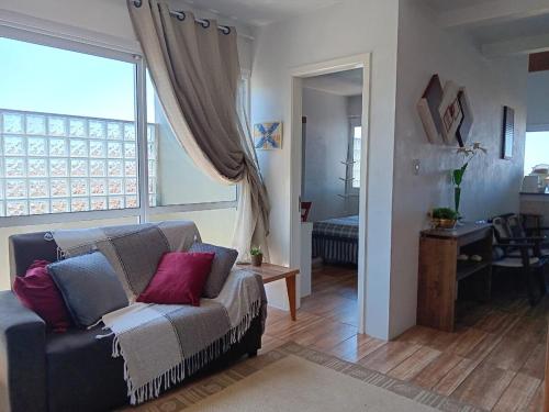 Posezení v ubytování Apartment 2 blocks from the sea with parking and Wi-Fi