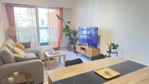 Charming and spacious two-room apartment with terrace and AC