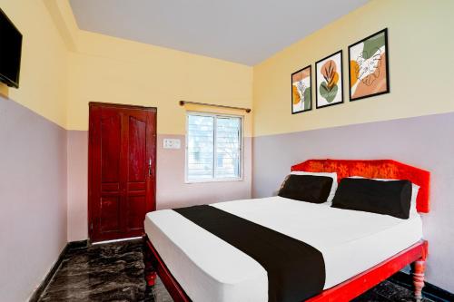 Ένα ή περισσότερα κρεβάτια σε δωμάτιο στο Hotel O Mayuri Lodge