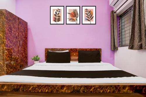 a bedroom with a large bed with purple walls at Hotel O IMPERIAL in Jabalpur