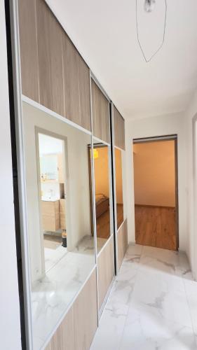 une pièce avec des miroirs sur le côté d'un mur dans l'établissement Magnifique Grand 2 Pièces moderne lumineux au calme avec grande terrasse à 15mn en bus Centre-ville, Gare et Promenade des Anglais, à Nice