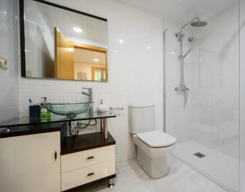 ein Badezimmer mit Waschbecken, Toilette und Dusche in der Unterkunft Albatros Apartment met-golf-beach in Oliva