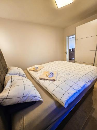 a bedroom with a bed with towels on it at Stressless Nin in Nin