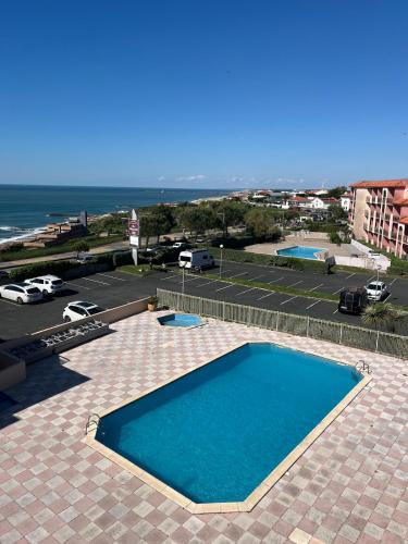 une grande piscine au sommet d'un parking dans l'établissement Entre océan et golf, à Anglet